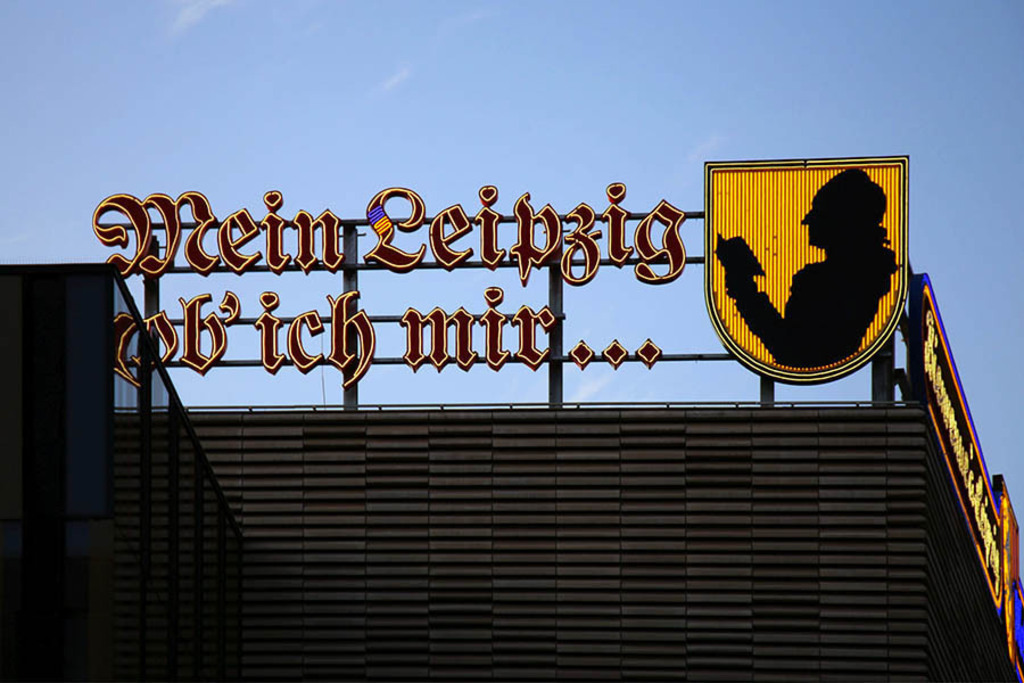 Foto: Leipzig - Leuchtreklame - Mein Leipzig lob ich mir auf dem Dach der Höfe am Brühl | Das Team hinter BILDLEXIKON LEIPZIG bündelt historische wie aktuelle Informationen über die Stadt Leipzig in Text und Bild auf einer Plattform und stellt diese der interessierten Öffentlichkeit zur Verfügung.