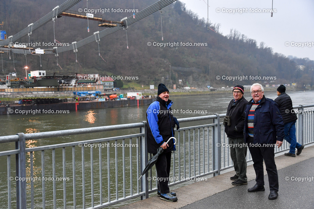 Westring A26_ erster Brueckenteil Westringbruecke_ 01.12.2022-22 | 01.12.2022, Westring A26, AUT, Westring A26, erster Brueckenteil Westringbruecke, im Bild Transportschiff mit Brueckenteil auf der Donau, Schaulustige, Zuschauer, Zaungaeste