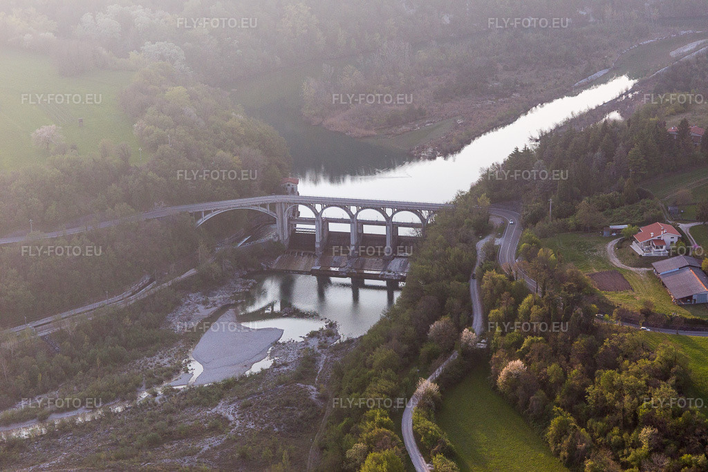 Vue aérienne: Viaduc de l'ouvrage d'art du pont ferroviaire pour les voies ferrées au-dessus du Torrente à Cavasso Nuovo dans le département Pordenone, Italie – .Photo: IMG_098928.jpg prise le 08/04/2017 par Werner Riehm/FLY-FOTO.eu – Résolution de l'original: 5472 x 3648 px