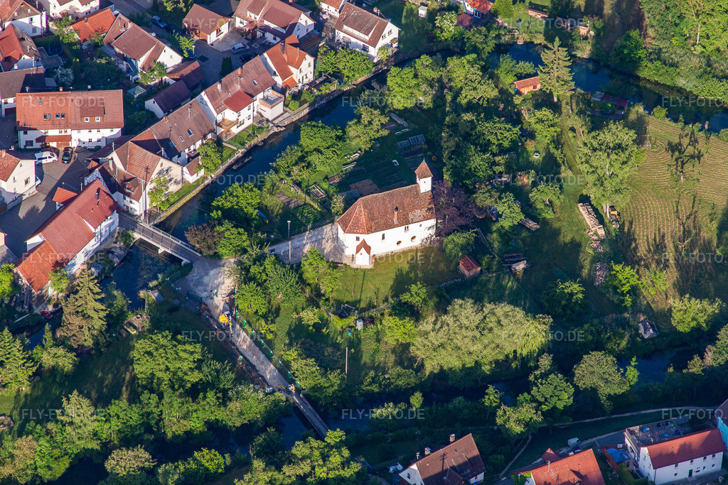 Luftbild: Kirchenwöhrd Blauinsel im Ortsteil Gerhausen in Blaubeuren im Bundesland Baden-Württemberg in Deutschland. Foto: IMG_67156.jpg vom 08.06.2014 durch Werner Riehm/FLY-FOTO.de