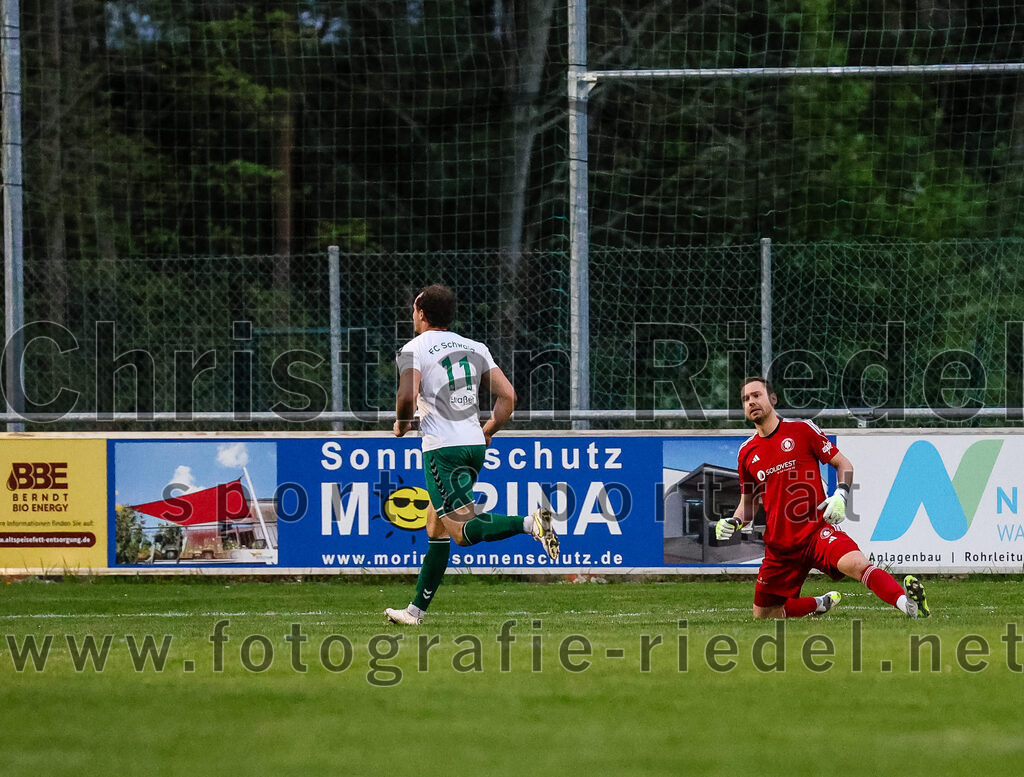 2024-04-05_025_FC_Schwaig_gegen_SV_Pullach | Oberding, Deutschland, 05.04.2024:
Fußball, Landesliga Südost 2023 / 2024, 28. Spieltag, FC Schwaig gegen SV Pullach, Endergebnis: 2:0

Jubel nach dem 1:0 durch Raffael Ascher (FC Schwaig, #9)
Markus Straßer (FC Schwaig, #11), Torwart Leopold Bayerschmidt (SV Pullach, #25)

Foto: Christian Riedel / fotografie-riedel.net