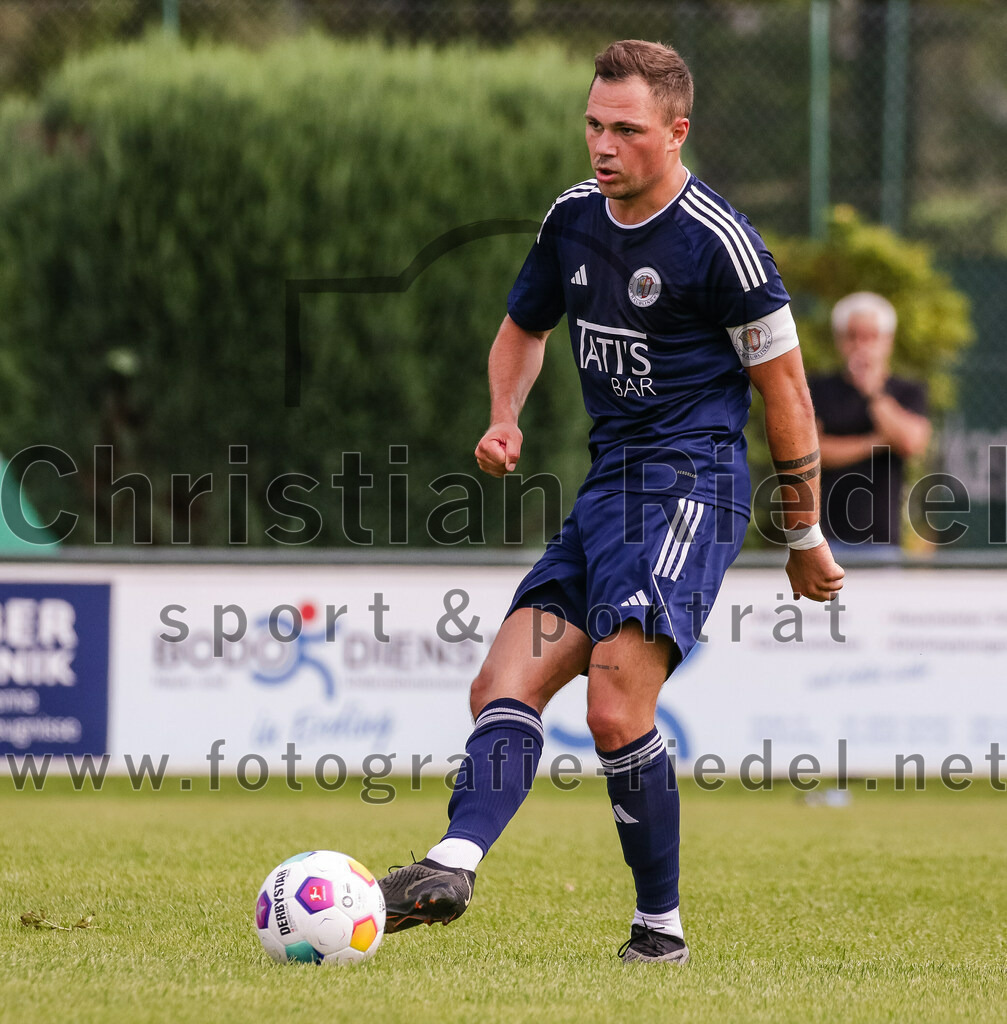 2023-08-26_101_FC_Langengeisling_gegen_TuS_Raubling | Erding, Deutschland, 26.08.2023:
Fußball, Bezirksliga Oberbayern Ost 2023 / 2024, 6. Spieltag, FC Langengeisling gegen TuS Raubling, Endergebnis: 2:0

Michael Gruber (TuS Raubling, #23)

Foto: Christian Riedel / fotografie-riedel.net