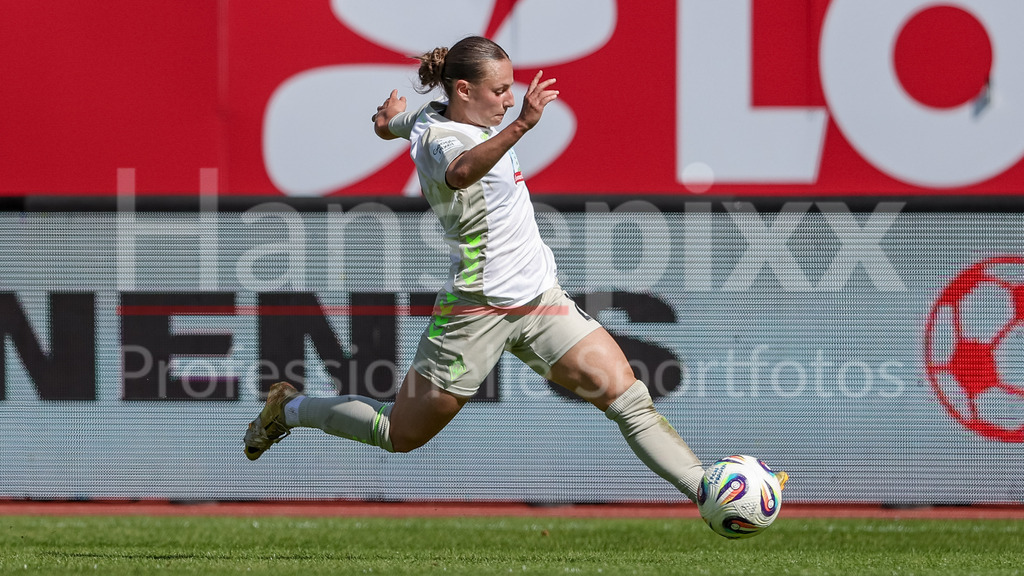 Fussball, Google Pixel Frauen-Bundesliga, 1. FC Nürnberg - SV Werder Bremen | Chiara D Angelo (SV Werder Bremen, 2) am Ball, Freisteller, Einzelbild, Ganzkörper, Aktion, Action, Spielszene, DIE DFB-RICHTLINIEN UNTERSAGEN JEGLICHE NUTZUNG VON FOTOS ALS SEQUENZBILDER UND/ODER VIDEOÄHNLICHE FOTOSTRECKEN. DFB REGULATIONS PROHIBIT ANY USE OF PHOTOGRAPHS AS IMAGE SEQUENCES AND/OR QUASI-VIDEO.