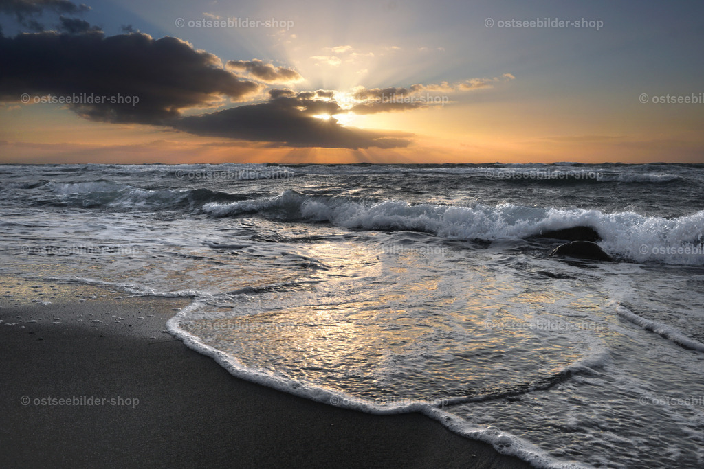 Gläserne Wellenmuster im Sand | Hauchdünn legen sich auslaufende Schaumkronen über den nassen Sand am Strand.