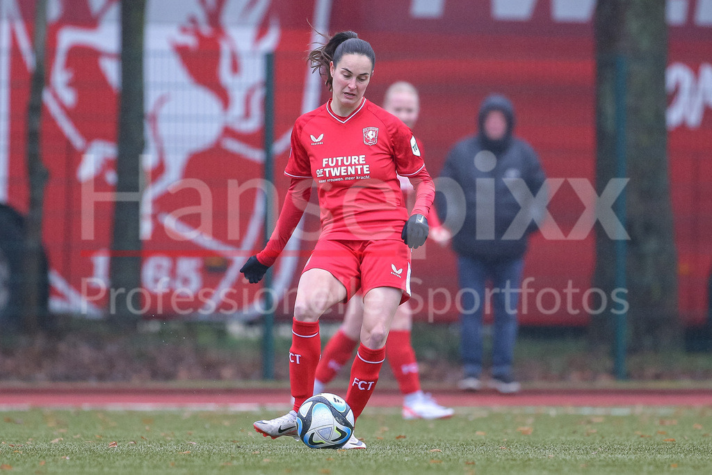 Fussball, Testspiel Frauen, SV Werder Bremen - FC Twente Enschede | v.li.: Caitlin Dijkstra (FC Twente Vrouwen, 4) am Ball, Einzelbild, Ganzkörper, Aktion, Action, Spielszene