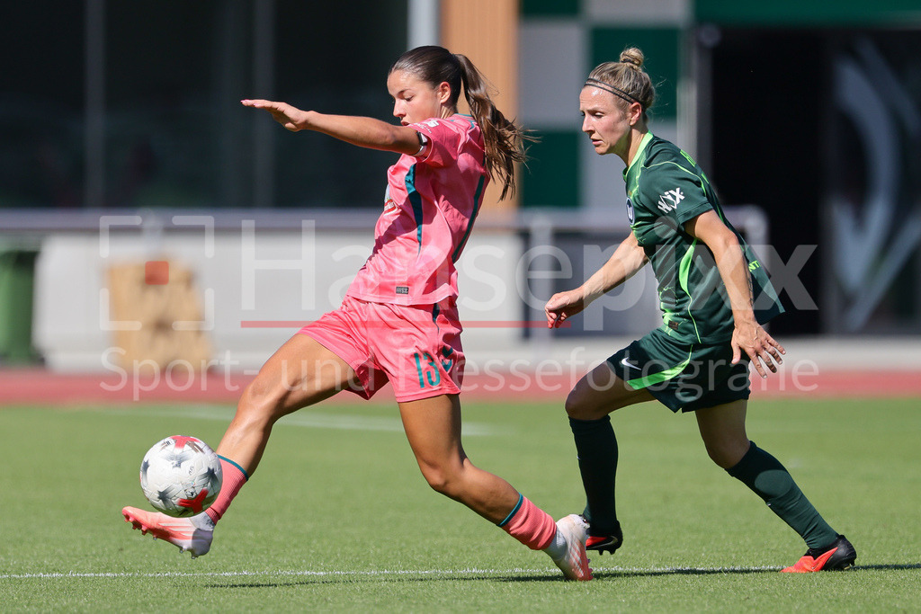 Fussball, Testspiel Frauen, SV Werder Bremen - VfL Wolfsburg | v.li.: Luna Vanzeir (SV Werder Bremen, 13) und Svenja Huth (VfL Wolfsburg, 10) im Zweikampf, Duell, Dynamik, Aktion, Action, Spielszene