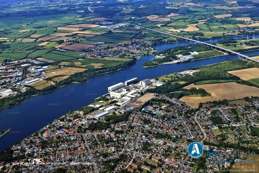 Luftbild Rendsburg - Während der beiden Weltkriege spezialisierte sich die Werft auf den Bau von Schnellbooten | Während der beiden Weltkriege spezialisierte sich die Werft auf den Bau von Schnellbooten für militärische Zwecke, darunter Torpedoschnellboote und Minensucher. Nach dem Zweiten Weltkrieg wurde der Schiffbau zunächst verboten, doch ab 1946 wurden Fischkutter gebaut und ab 1949 der erste deutsche Nachkriegsfrachter abgeliefert. In den 1990er Jahren wurde der Bau von Motoryachten ausgebaut und schließlich zum Kerngeschäft der Werft. Heute ist die Lürssen Gruppe weltweit führend im Bau von Luxus-Yachten, wobei die Werftgruppe auch Schnellboote für die Marine baut.