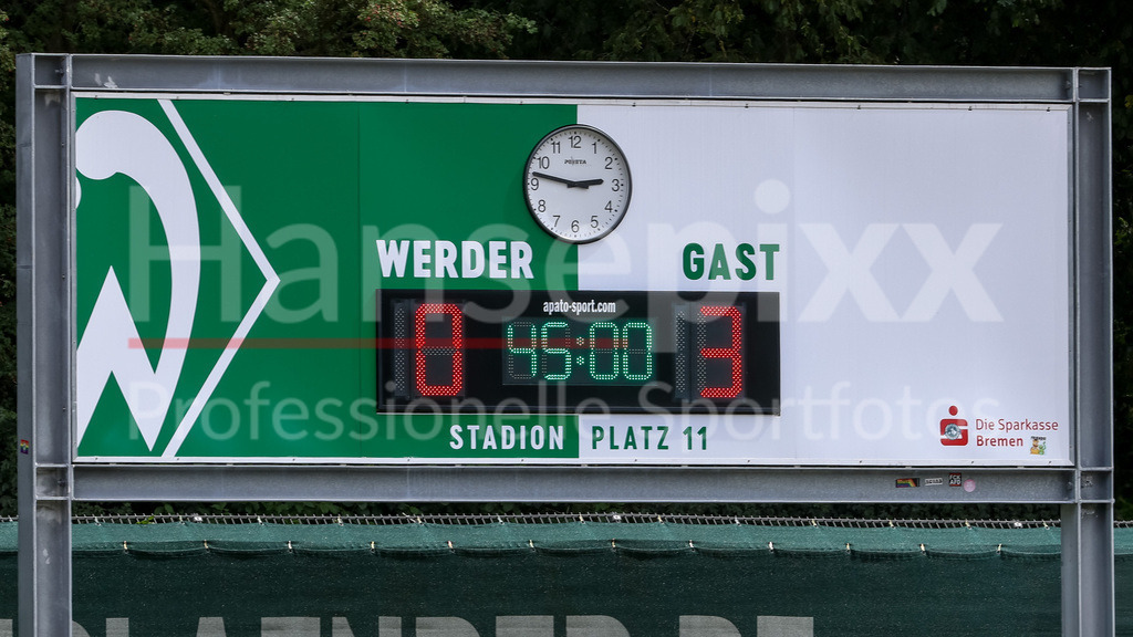 Fussball, Regionalliga Nord, SV Werder Bremen II - SC Weiche Flensburg | Die Anzeigetafel zeigt den Spielstand von 0:3 nach 45 Minuten an, Ergebnis, Zwischenergebnis, Halbzeitergebnis, Halbzeitstand, Tore, Videowall, Videowand, Anzeige