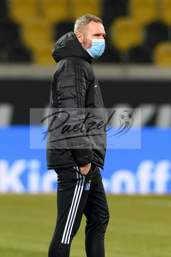SGDHSV20220114_81 | Fussball, Herren: Trainer Tim Walter (Hamburger SV) schaut bei dem Spiel der 2. Bundesliga zwischen SG Dynamo Dresden und Hamburger SV im Rudolf-Harbig-Stadion am 14.01.2022 in Dresden, Deutschland.DFB / DFL REGULATIONS PROHIBIT ANY USE OF PHOTOGRAPHS AS IMAGE SEQUENCES AND/OR QUASI-VIDEO. - Realisiert mit Pictrs.com