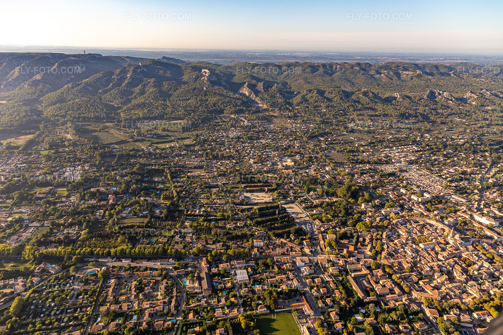 Aerial view: Alpilles Massif in the district Ceinture Centre Ville in Saint-Rémy-de-Provence in the state Bouches du Rhone, France. – Photo: IMG_129624.jpg taken on 09/23/2021 by Werner Riehm/FLY-FOTO.com – Resolution of the original: 5472 x 3648 px
