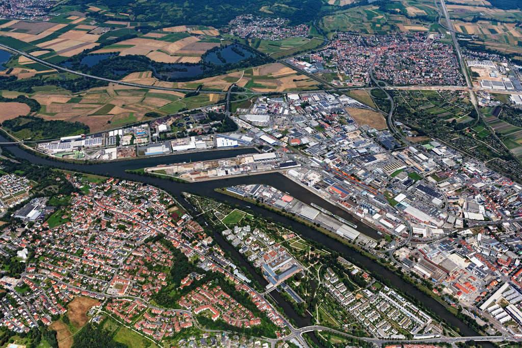 dr__0049482.jpg | BAMBERG 19.07.2024 Kaianlagen und Schiffs- Anlegestellen am Hafenbecken des Binnenhafens der Bayernhafen GmbH an der Regnitz im Ortsteil Gaustadt in Bamberg im Bundesland Bayern. Weiterführende Informationen bei: Bayernhafen GmbH & Co. KG. // Quays and ship moorings at the harbor basin of the inland port of Bayernhafen GmbH on the Regnitz in the Gaustadt district of Bamberg in the state of Bavaria. Further information at: Bayernhafen GmbH & Co. KG. Foto: Daniel Reiter