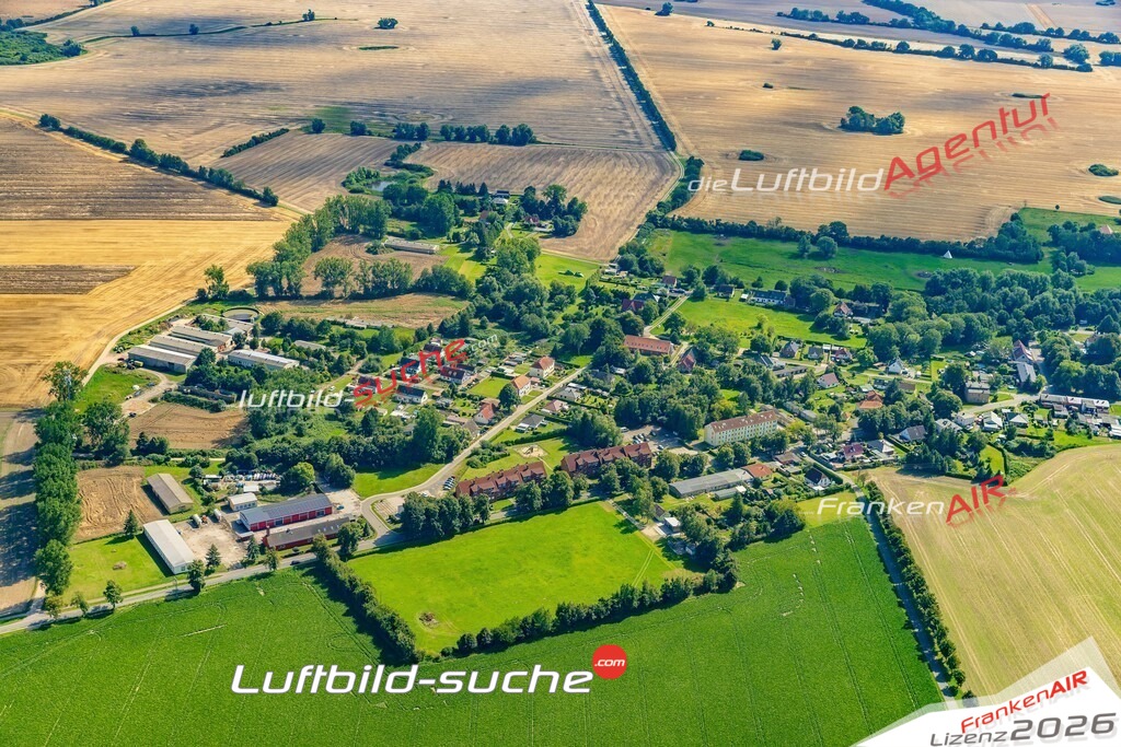Neue Luftbildaufnahme der Stadt Groß Mohrdorf - Das Luftbild wurde 2025 vom UL-Flugzeug heraus erstellt ( keine Drohnenaufnahme ) - Hochauflösende Luftaufnahme - für Wandbilder und großformatige Ausdrucke geeignet. Das besondere Geschenk!Hier alle&nbsp;Infos zur Lizenzierung der LuftaufnahmeWir fliegen auch dieses Jahr wieder in Ihre Region um Luftbilder zu erstellen.- Luftbild anfragen