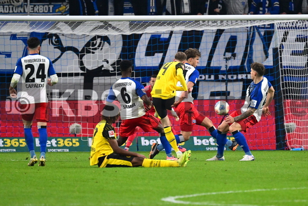 KBS Picture_HSV-Dortmund_040 | v.l. Capaldo Nicolas (HSV) , Chukwuemeka Carney (Bor. Dortmund) , Schlotterbeck Nico (Bor. Dortmund) schiesst und Sambi Lokonga Albert Sambi (HSV) , Vuskovic Luka (HSV) und Remberg Nicolai (HSV) stellen sich in die Schussbahn ,Sportplatz :  Volksparkstadion, - Realisiert mit Pictrs.com