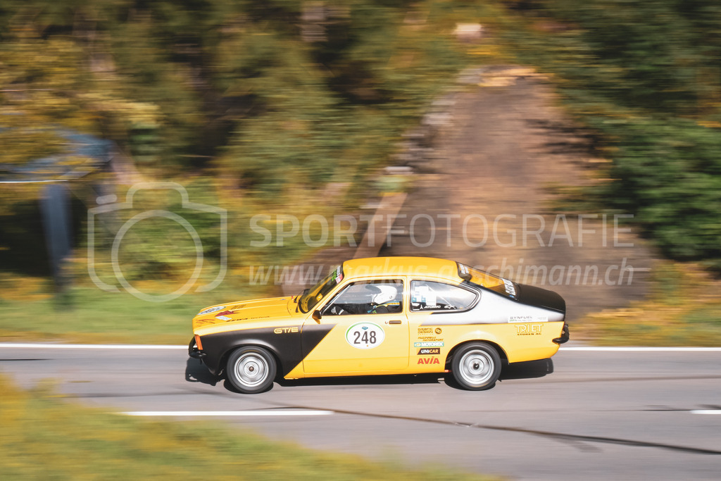 21. Arosa ClassicCar 2025 - 7. =September= 2025 | Urs Muzzarelli aus Grüsch (SUI) in einem Opel Kadett CGTE/ aus dem Jahre 1977 mit Startnummer 248 am Arosa ClassicCar 2025 in der Kategorie Classic Trophy..@arosaclassiccar, @arosa.official, #arosaclassiccar, #arosa, #76curves, #classiccarBild: Sportfotografie Markus Aeschimann | www.markus-aeschimann.ch - Realisiert mit Pictrs.com