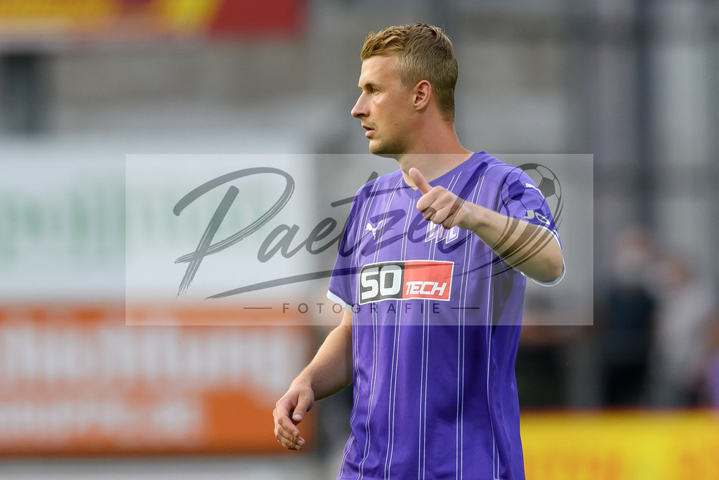 OSNVKO2021090620210906_176 | Fussball, Herren: Lukas Gugganig (VfL Osnabrueck) gestikuliert beim Spiel der 3. Liga zwischen VfL Osnabrueck und FC Viktoria Koeln im Stadion an der Bremer Bruecke am 06.09.2021 in Osnabrueck, Deutschland.DFB / DFL REGULATIONS PROHIBIT ANY USE OF PHOTOGRAPHS AS IMAGE SEQUENCES AND/OR QUASI-VIDEO. - Realisiert mit Pictrs.com
