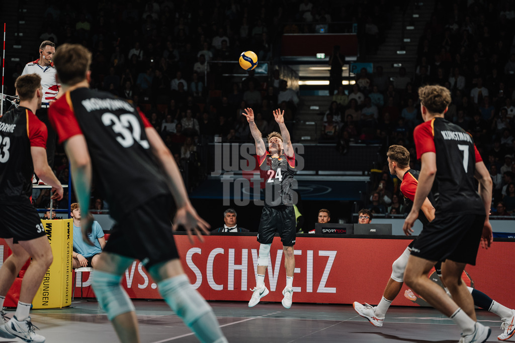 Volleyball | Männer | Testspiel | Deutschland vs. Italien | 26.05.2025 | Zuspiel von Eric Burggräf (#24, Deutschland)