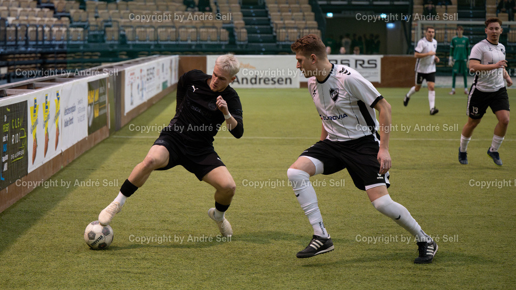 Spiel um Platz 3 - SV Wasbek vs TS Einfeld | Finn Kruse (Wasbek #30) / Niklas Casper (Einfeld #21) - 44. RS-Reifenhandel-Cup 2024/ Spiel um Platz 3 - SV Wasbek vs TS Einfeld / Holstenhalle 1 / Neumünster / 26.12.24 - Realisiert mit Pictrs.com