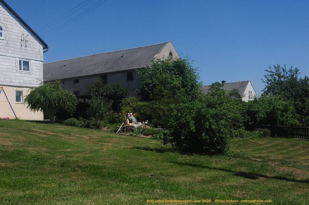 Geißmannsdorf-2026-Ortsbilder-357 | Geißmannsdorf bei Bischofswerda im Sommer 2026. Ein fotografischer Streifzug durch das Dorf Geißmannsdorf, mit Gebäuden, Straßen, Strohpuppen und geschmückten Vorgärten und Grundstücken anlässlich der 800-Jahr-Feier von Geißmannsdorf im Juni 2026 - Realisiert mit Pictrs.com