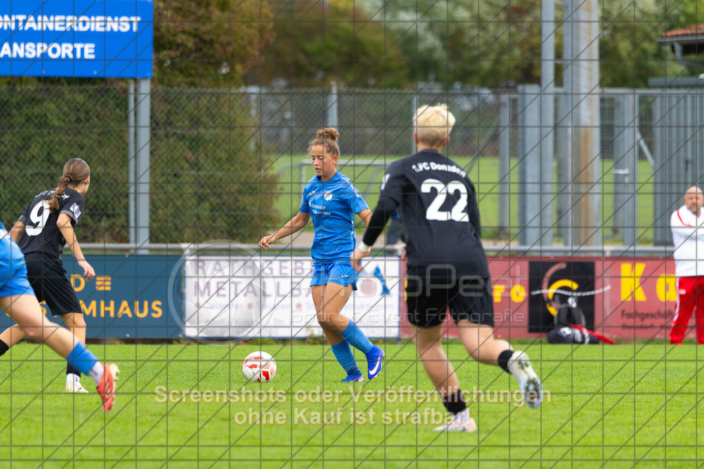20261010_143959_0820_(c)_by_PhotoPeet | #,1.FC Donzdorf (schwarz) vs. SC Sand (blau), Fußball, EnBW-Oberliga B -Juniorinnen, 05. Spieltag, Saison 2026/2027, Rasenplatz Lautertal Stadion, Süßener Straße 16, 73072 Donzdorf, 10.10.2026 - 14:00 Uhr,Foto: PhotoPeet / Sport- &amp; Eventfotografie / Peter Harich