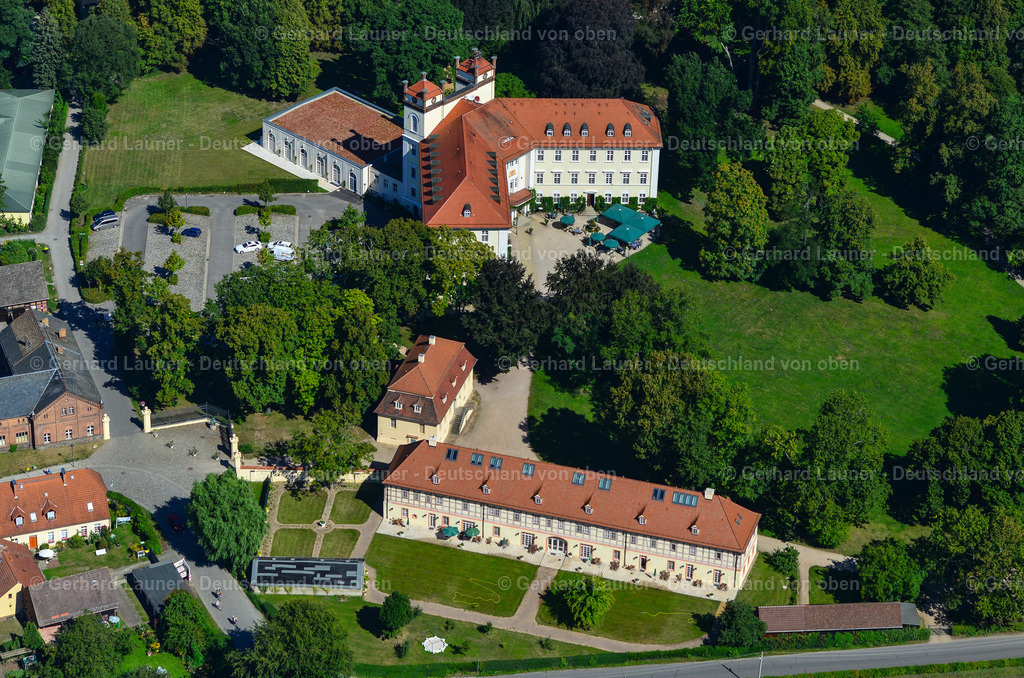 3637337 | LüBBENAU/SPREEWALD 25.08.2016 Gebäudekomplex  Schloß-Hotel Lübbenau/Spreewald im Bundesland Brandenburg. Das Schloss Lübbenau (1817–1839) ist ein klassizistisches Bauwerk in Lübbenau/Spreewald im Spreewald. Es wird heute als Hotel genutzt. Das Schloss gehört zu den Baudenkmalen in Lübbenau. // Building complex in the park of the castle Luebbenau/Spreewald in the state Brandenburg. Foto: Gerhard Launer