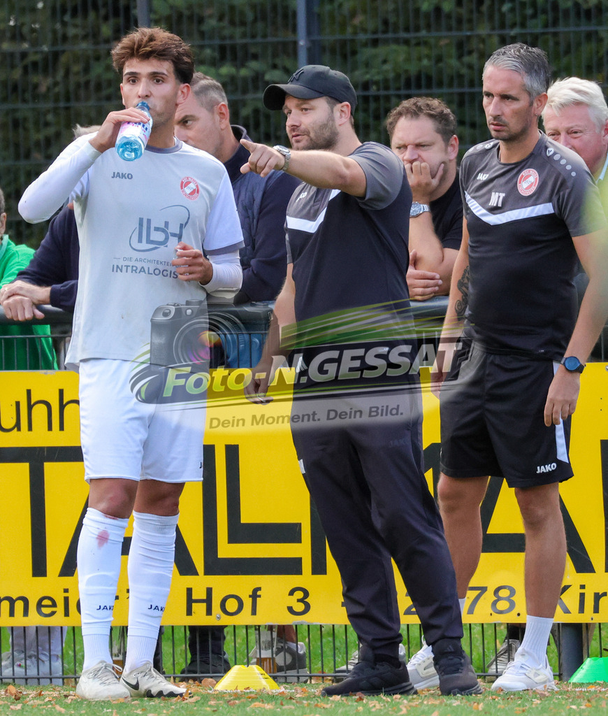 FC RW Kirchlengern - VfL Theesen | Auf dem Bild zu sehen: Grau FC RW Kirchlengern v.l.: Altan Dincdemir, Daniel Halfar, Marcel Thelen FC RW Kirchlengern, VfL Theesen, Saison 26/27, Westfalenliga, Kirchlengern, Deutschland - Realisiert mit Pictrs.com