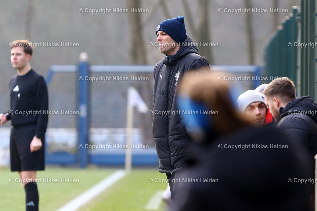 NH_HolsteinKielU19_BlumenthalerSVU19_U19DFBNachwuchsliga_08022025 | Jan Frederik Kaps (Trainer, Holstein Kiel U19)Fußball I Junioren I U19 DFB-Nachwuchsliga I Saison 2024-2025 I Hauptrunde Liga B, Gruppa A, 2. Spieltag I Holstein Kiel U19 - Blumenthaler SV U19 I 08.02.2025 I Citti-Fußballpark