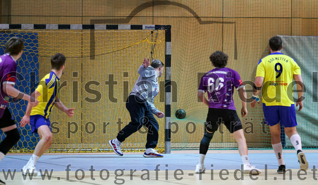 2023-03-11_031_SpVgg_Altenerding_gegen_SSG_Metten | Erding, Deutschland, 11.03.2023:
Handball, Bezirksoberliga Männer 2022 / 2023, 17. Spieltag, SpVgg Altenerding gegen SSG Metten, Endergebnis: 26:22

Matthias Elgeti (SSG Metten, #16), Jakob Köhler (SpVgg Altenerding, #66), Jakub Rezabek (SSG Metten, #9)

Foto: Christian Riedel / fotografie-riedel.net