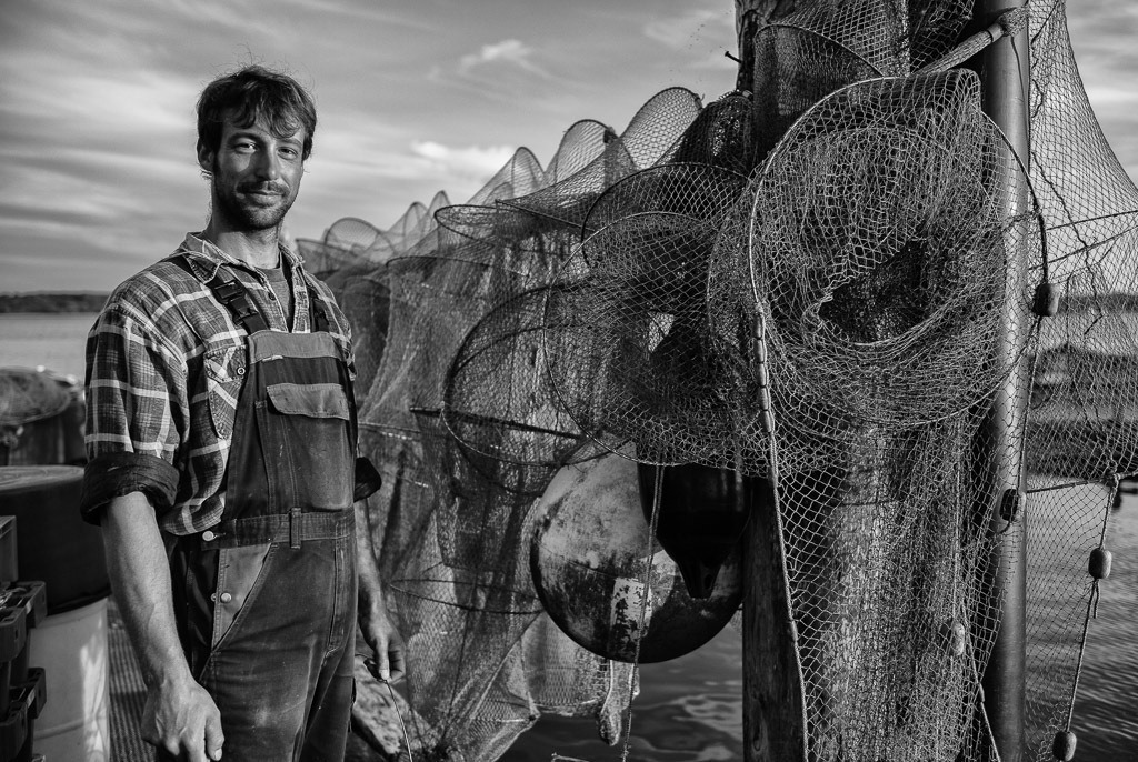fischer-2020-092 | Nils Ross ist Berufsfischer in Schleswig an der Schlei. In dem kleinen Familienbetrieb arbeitet er eng mit seinem Vater Jörn und seinem Bruder Christian zusammen. Die Familie Ross lebt und fischt seit Jahrhunderten an der Schlei. - Realisiert mit Pictrs.com