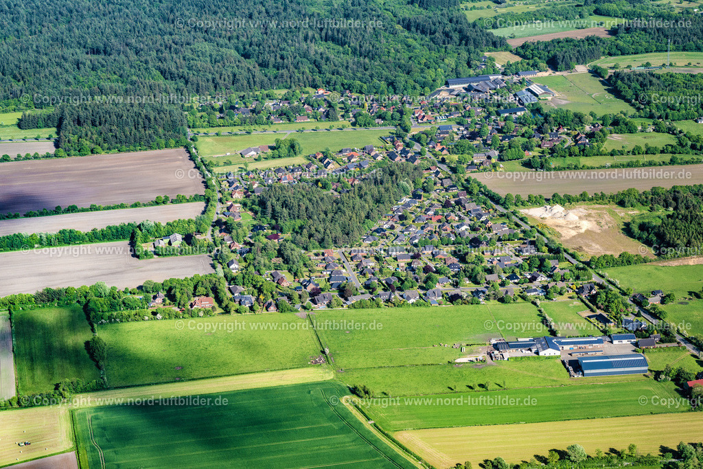 Klintum_ELS_8508300523 | KLINTUM 30.05.2023 Strukturen auf landwirtschaftlichen Feldern in Klintum im Bundesland Schleswig-Holstein, Deutschland. // Structures on agricultural fields in Klintum in the state Schleswig-Holstein, Germany. Foto: Martin Elsen