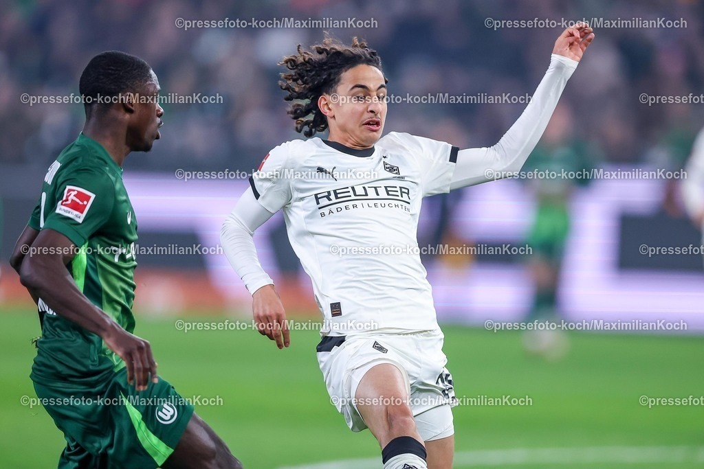 BMG13122502127 | 13.12.2025, Fußball, Borussia Mönchengladbach - VfL Wolfsburg, 1. Fußball Bundesliga, 14.Spieltag, Borussia-Park, Saison 2025 2026: Sael Kumbedi&nbsp;(VfL Wolfsburg #26) im Zweikampf gegen  Wael Mohya (Borussia Mönchengladbach #36)  DFB regulations prohibit any use of photographs as image sequences and or quasi-video.