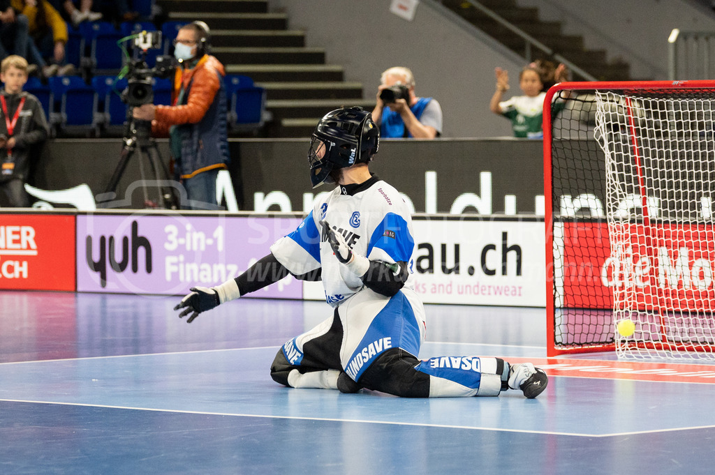 SV Wiler-Ersigen vs GC Unihockey - 23. April 2022 | SV Wiler-Ersigen vs GC Unihockey
Stimo Arena, Kloten
#30 Torhüter Pascal Meier (GC Unihockey) muss sich von #4 Michal Dudovic (SV Wiler-Ersigen) geschlagen geben.
Bild: Sportfotografie Markus Aeschimann | www.markus-aeschimann.ch - Realisiert mit Pictrs.com