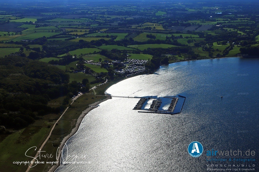 Luftbild Yachthafen Bockholmwik - Die Wassertiefe beträgt zwischen 2,0 und 3,5 Metern. | Der Hafen ist durch einen hohen, u-förmigen Wellenbrecher vor größeren Wellen geschützt und durch eine etwa 100 Meter lange Brücke mit dem Festland verbunden. Die Schwimmsteganlage ist sowohl nach innen als auch nach außen verankert und bietet Liegeplätze für Boote mit einem maximalen Tiefgang von 2,5 Metern und einer maximalen Länge von 12 Metern. Die Wassertiefe beträgt zwischen 2,0 und 3,5 Metern.