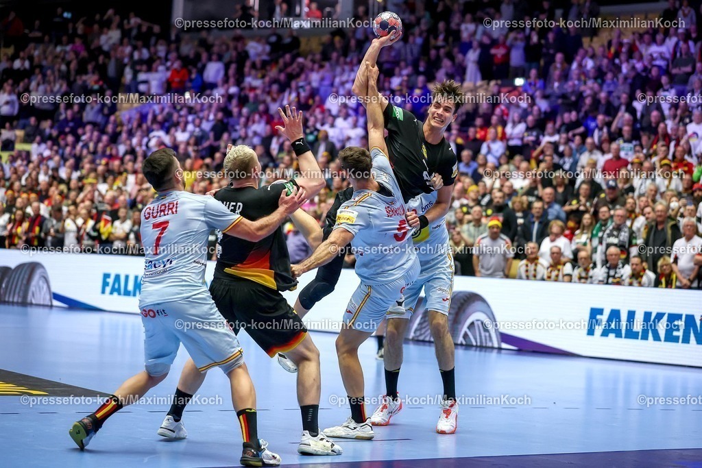 EHF19012602097 | 19.01.2026, Handball, Men's EHF EURO 2026, Deutschland - Spanien, Jyske Bank Boxen in Herning, Dänemark, Preliminary Round:  Julian Köster (Germany #18)  Justus Fischer (Germany #54) im Zweikampf gegen   Jan Gurri Aregay (Espania #07)  Antonio Serradilla Cuenca (Espania #05) 