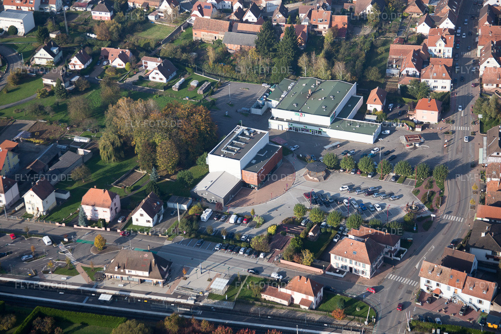 Luftbild: Ortsansicht in Soultz-sous-Forêts im Bundesland Bas-Rhin in Frankreich. Foto: IMG_075587.jpg vom 01.11.2014 durch Werner Riehm/FLY-FOTO.de