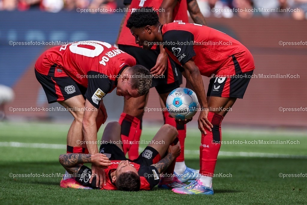 B0411052501014 | 11.05.2025, Fußball, Bayer 04 Leverkusen - Borussia Dortmund, 1. Fußball Bundesliga, 33. Spieltag, BayArena, Saison 2024 2025: Florian Wirtz (Bayer04 Leverkusen #10) und Nathan Tella (Bayer04 Leverkusen #19) über dem am Boden liegenden Amine Adli (Bayer04 Leverkusen #21) DFB regulations prohibit any use of photographs as image sequences and or quasi-video.