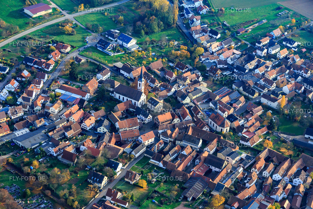 Laurentiuskirche und protestantische Kirche | Luftbild: Laurentiuskirche und protestantische Kirche in Göcklingen im Bundesland Rheinland-Pfalz in Deutschland. Foto: IMG_085173.jpg vom 08.11.2015 durch Werner Riehm/FLY-FOTO.de - Realisiert mit Pictrs.com