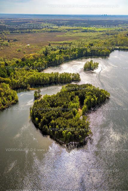 Brueggen240403207DiergartscherSeeSchwalm | Luftbild, Diergartscher See Naturschutzgebiet NSG Elmpter Schwalmbruch, Mischwald und Insel im See, Fernsicht, Auenlandschaft an der deutsch-niederländischen Grenze, Oebel, Brüggen, Niederrhein, Nordrhein-Westfalen, Deutschland