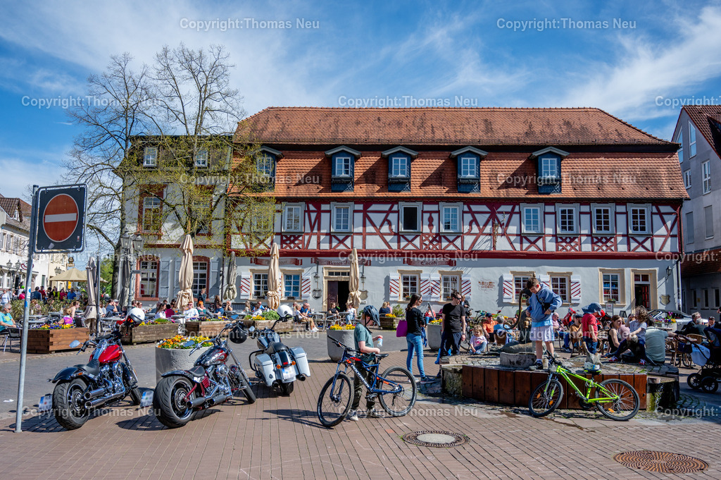 DSC_3861 | Lorsch, Stadt im Kreis Bergstraße, , das frühlingshafte schon sommerlich warme Wetter lockte die Menschen in der Region ins Freie, so wie hier iauf dem Lorscher Marktplatz,, Bild: Thomas Neu