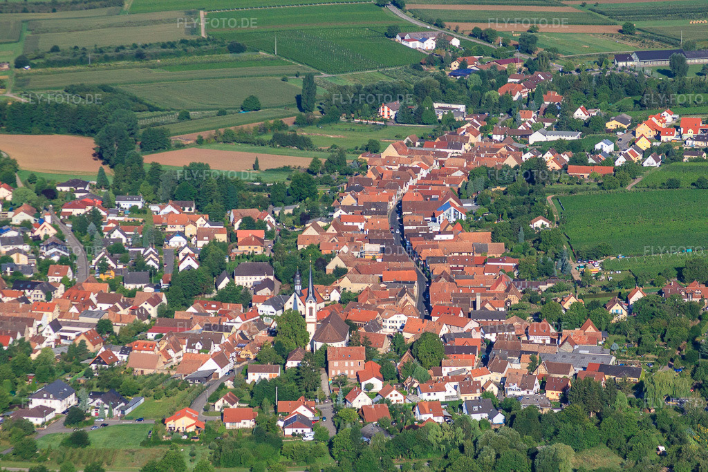 Luftbild: Hauptstraße von Osten in Göcklingen im Bundesland Rheinland-Pfalz in Deutschland. Foto: IMG_30924.jpg vom 07.08.2010 durch Werner Riehm/FLY-FOTO.de