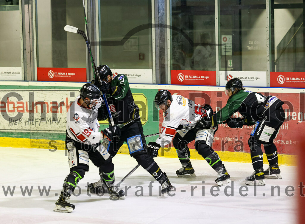 2022-11-06_092_TSV_Erding_gegen_EHC_Koenigsbrunn | Erding, Deutschland, 06.11.2022:
Eishockey, Bayernliga 2022 / 2023, 11. Spieltag, TSV Erding gegen EHC Königsbrunn, Endergebnis: 1:7

Max Petzold (EHC Königsbrunn, #19), David Farny (EHC Königsbrunn, #67), Paul Wallek (Erding Gladiators, #44)

Foto: Christian Riedel / fotografie-riedel.net