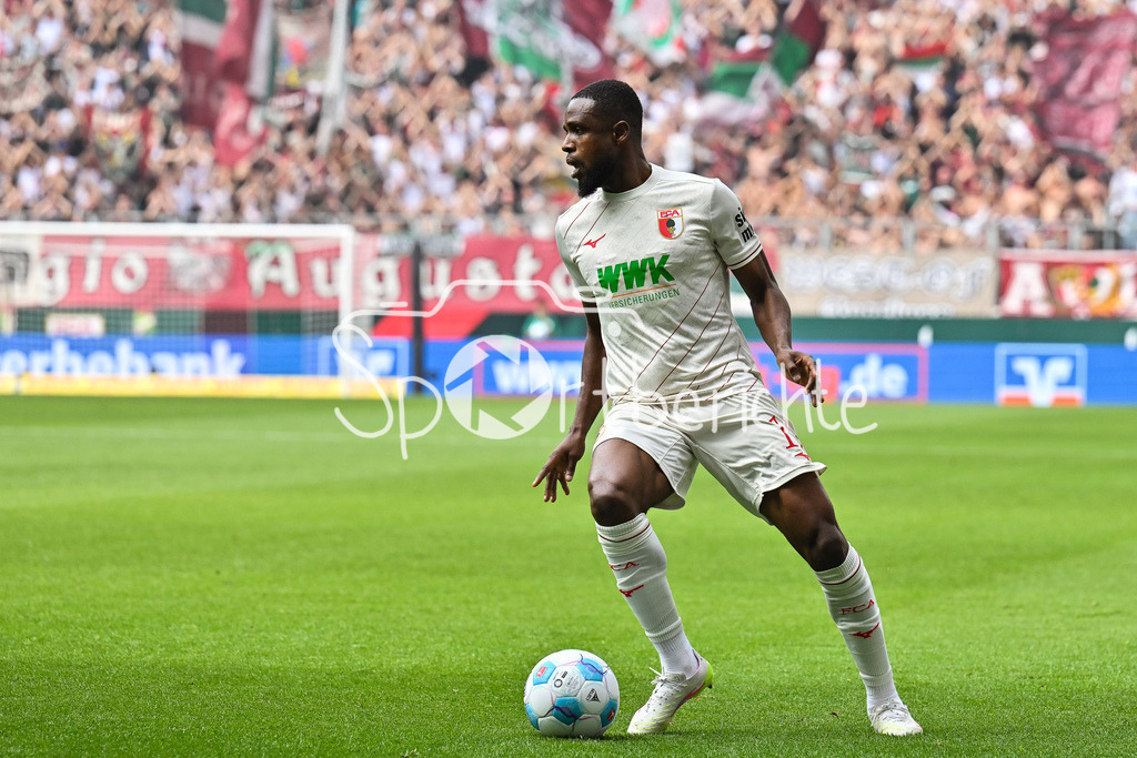 FC Augsburg - SG Eintracht Frankfurt | am BAll Ogochukwu Frank ONYEKA (FC Augsburg 19) / Einzelfoto / Freisteller / Bundesliga: FC Augsburg - Eintracht Frankfurt, WWK Arena am 20.04.2025