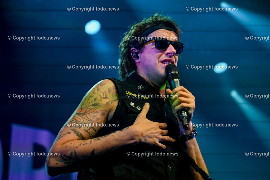 Posthof_ Turbobier_ Konzert_ 15.03.2024-65 | 15.03.2024, Linz, AUT, Posthof, Konzert Turbobier, im Bild Marco Pogo alias Dominik Wlazny (Saenger, Konzepter und Songwriter,  Gitarrist der oesterreichischen Punk-Rock-Band Turbobier, weiters Politiker der Bierpartei, Bezirksrat in Wien Simmering, Praesidentschaftskandidat, Arzt, Mediziner)