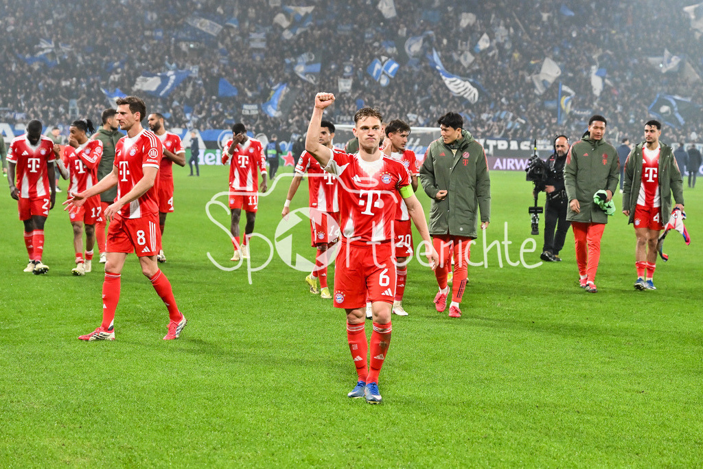 Atalanta Bergamo - FC Bayern München | BERGAMO, ITALY - 10. MARCH:  the team from Munich celebrates the win with the fans after the UEFA Champions League match between Atalanta Bergamo vs. FC Bayern Munich on first leg of round of 16 at New Balance Arena / Joshua KIMMICH (FC Bayern Munich 6)