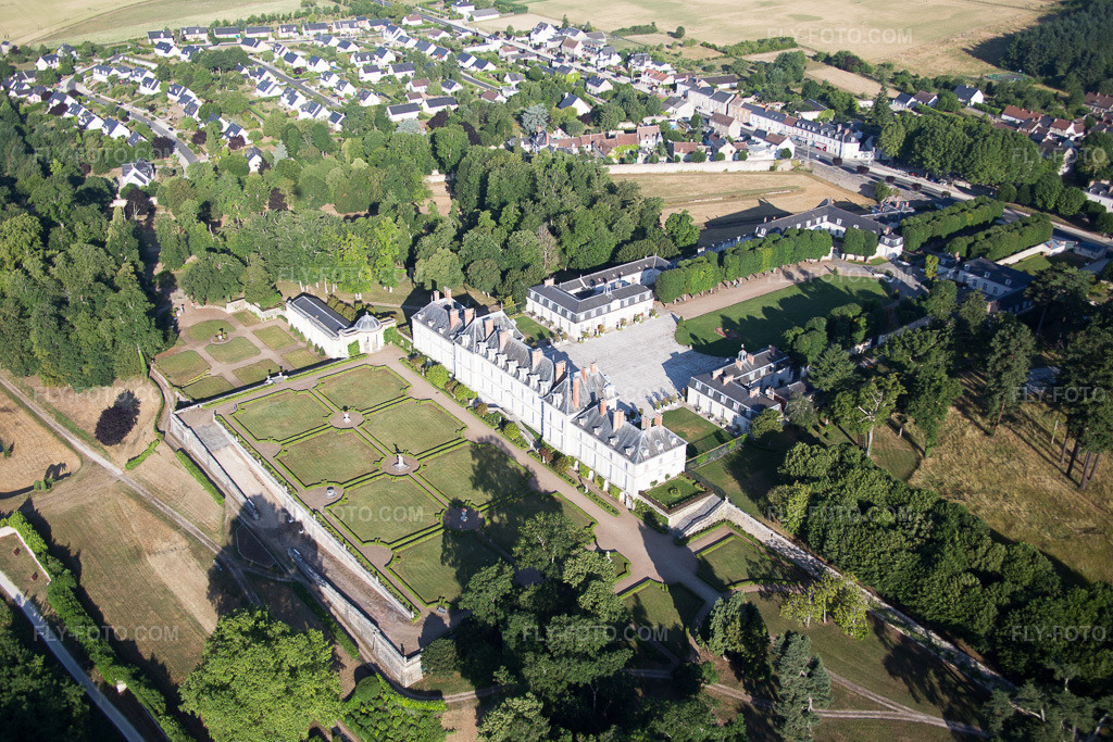 Aerial view: View of the town in Menars in the state Loir et Cher, France. – Photo: IMG_082103.jpg taken on 06/20/2015 by Werner Riehm/FLY-FOTO.com – Resolution of the original: 5472 x 3648 px