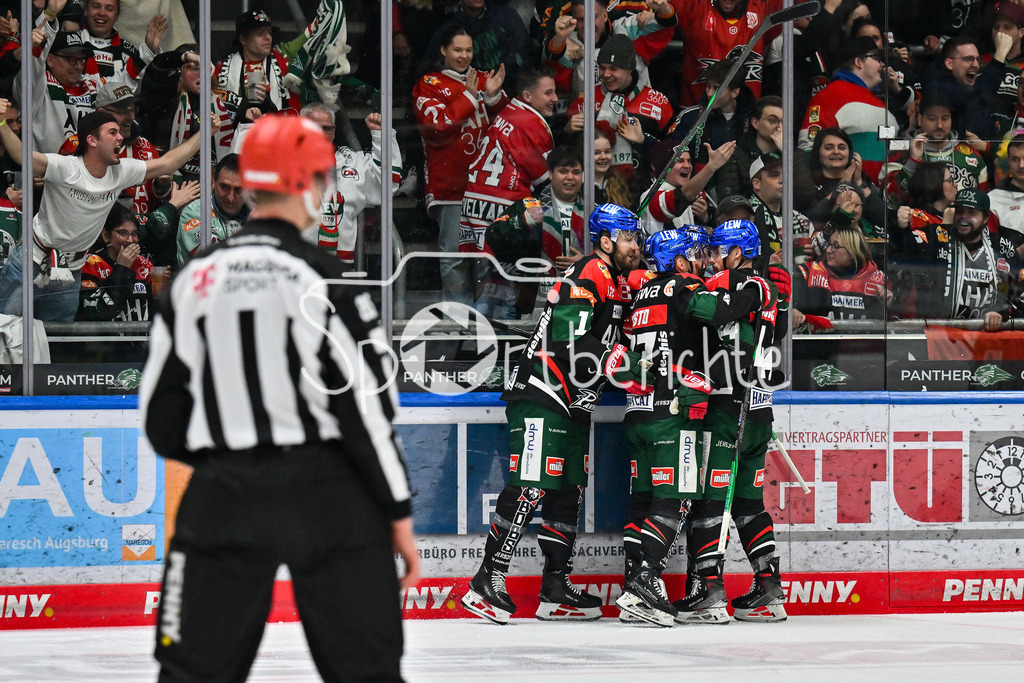 Augsburger Panther - Düsseldorfer EG | Jubel der Panther nach dem Treffer zum 3-1 durch Jason BAST (Augsburger Panther #45) / Tor / Torschuetze / Freude / Happy / DEL: Augsburger Panther - Duesseldorfer EG, Curt Frenzel Stadion am 04.03.2025