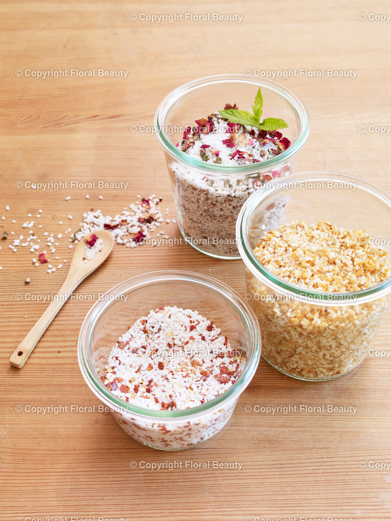 Kräutersalz | Drei Einmachgläser mit Chilisalz und Kräutersalz als DIY-Geschenk auf dem Tisch - Realisiert mit Pictrs.com