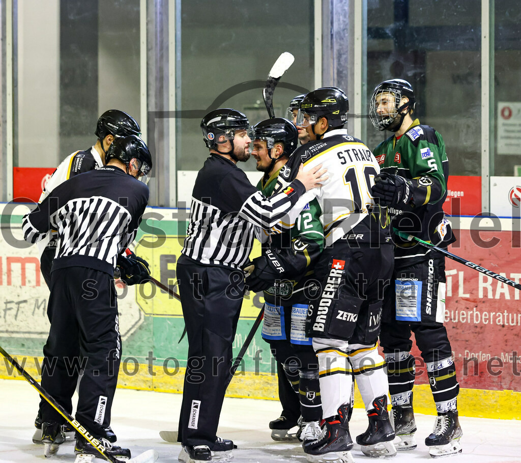 2022-09-23_116_TSV_Erding_gegen_EV_Fuessen | Erding, Deutschland, 23.09.2022:
Eishockey, Bayernliga 2022 / 2023, Testspiel, TSV Erding gegen EV Füssen, Endergebnis: 1:3

Leon Abstreiter (Erding Gladiators, #72), Julian Straub (EV Füssen, #19), Florian Zimmermann (Erding Gladiators, #5)

Foto: Christian Riedel / fotografie-riedel.net