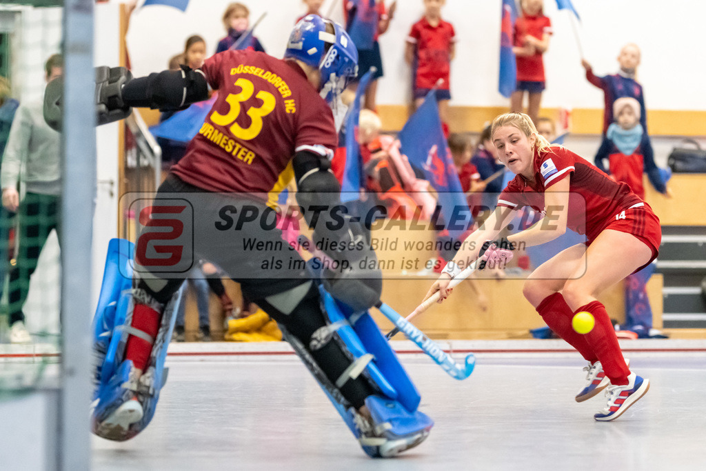SFE_20221127_0058 | 1. Bundesliga Hockey Damen Düsseldorfer HC - Rot-Weiss Köln am 27.11.2022 in Düsseldorf (Düsseldorfer Hockeyclub 1905 e.V.), Photo: Stephan Fehrmann 2022 (Sports-Gallery),Reuten Katharina ( Rot-Weiss Köln #14 ) ,Cleo Burmester (Torfrau Düsseldorfer HC #33 )