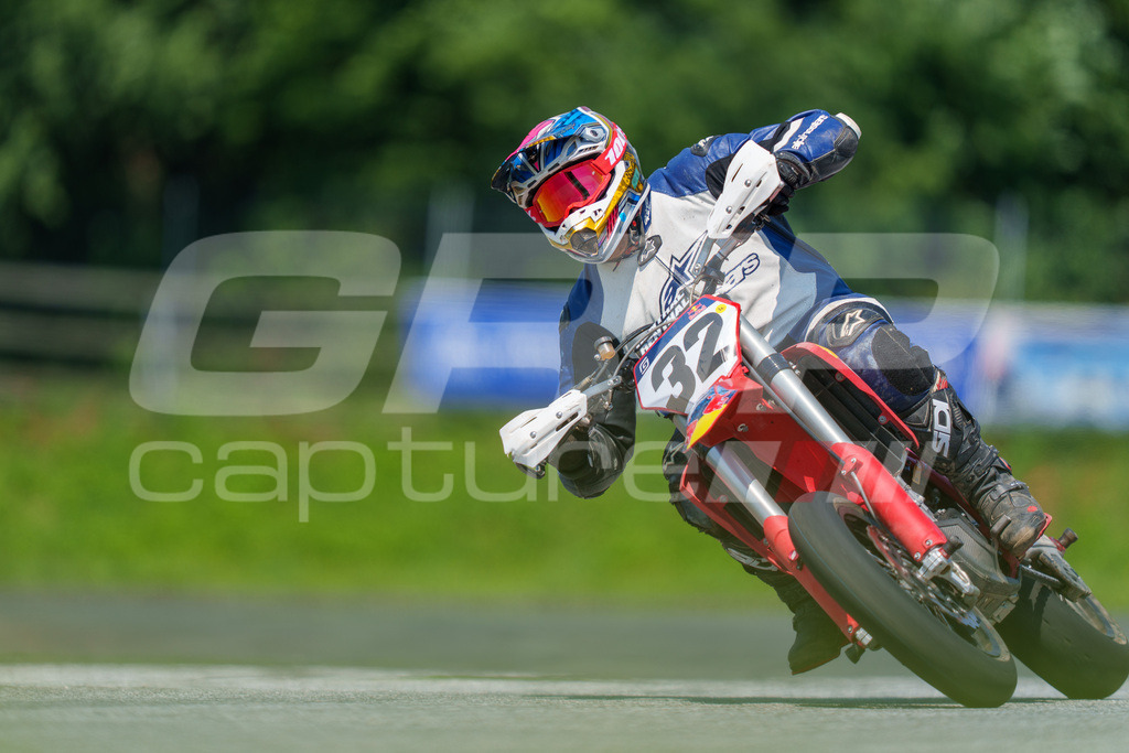 G-Cup + Supermoto Staatsmeisterschaft + Hungarian Supermoto Championship | GRIPcapture steht für authentische Sportfotografie in Österreich – für Momente, die mehr sind als Geschwindigkeit oder Ergebnis. Es geht um Emotion, Spannung, Fokus und den Augenblick, der oft nur einen Wimpernschlag dauert.Ob Motorsport, Teamsport oder 