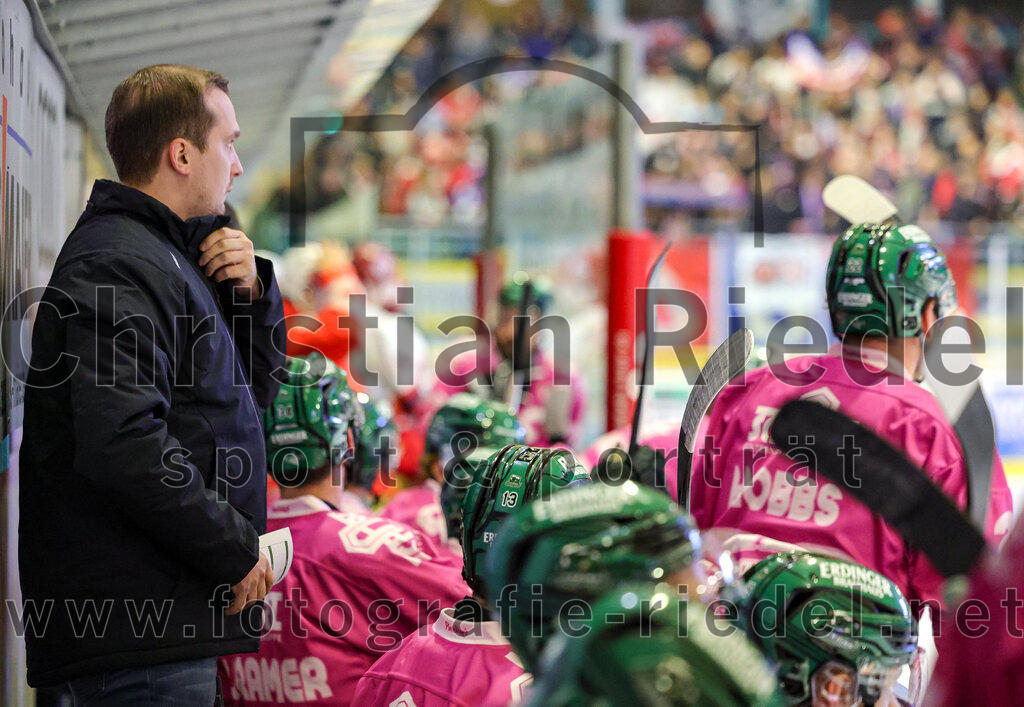 2025-10-24_096_TSV_Erding_gegen_Deggendorfer_SC | Erding, Deutschland, 24.10.2025:Eishockey, Oberliga Süd 2025 / 2026, 11. Spieltag, TSV Erding gegen Deggendorfer SC, Endergebnis: 2:4Teamchef Dominik Quinlan (Erding Gladiators)Foto: Christian Riedel / fotografie-riedel.net